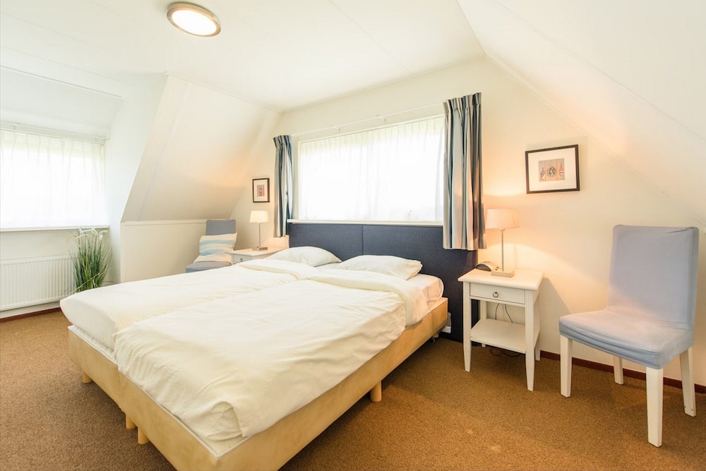 Thatched Villa With two Bathrooms Near the Beach — 4-Star Luxury Hotel in Hollum, Netherlands