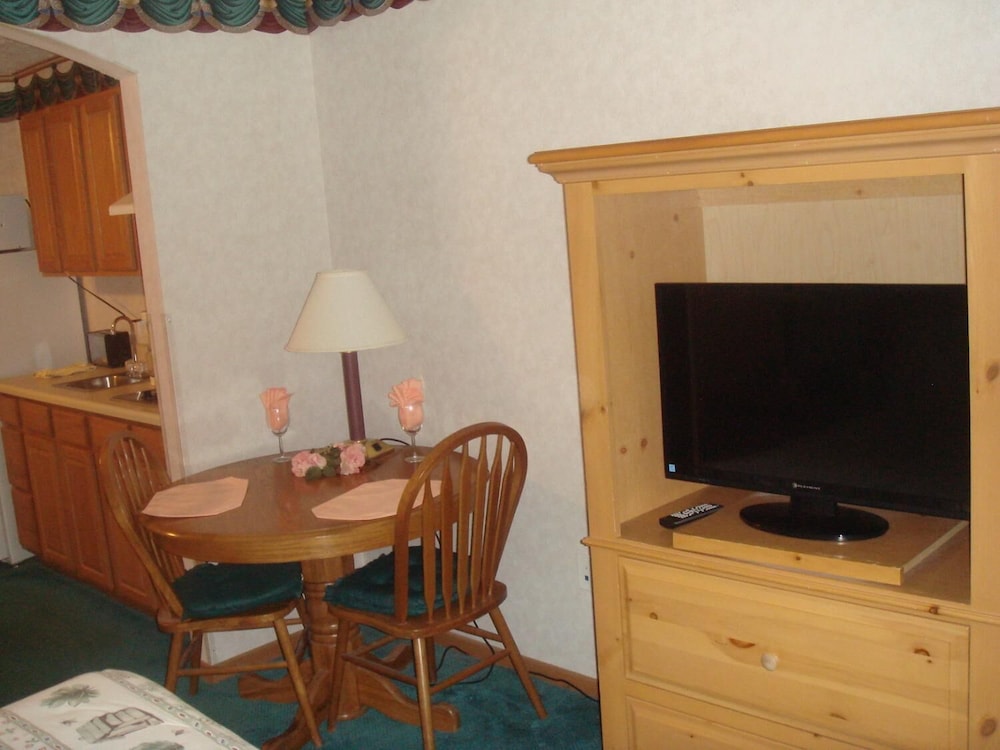 Townhouse Inn & Suites - photo 10