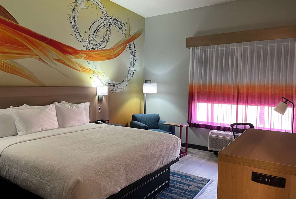 La Quinta Inn & Suites by Wyndham San Antonio Seaworld LAFB - photo 13