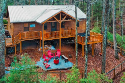 Bear Necessity Cabin — 4-Star Luxury Hotel in Hiawassee, United States