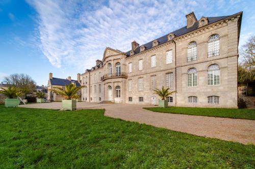 Les calèches de l’Hôtel de Beaumont in Valognes, France