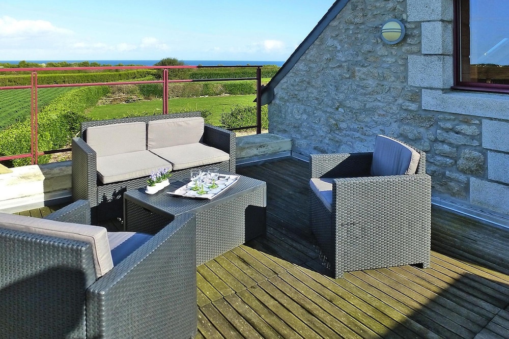 Semi detached House Near the Sea Cleder — 4-Star Luxury Hotel in Cleder, France