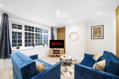 Elegant Abode in Shepherds Bush Sleeps 10 — 4-Star Luxury Hotel in London, United Kingdom
