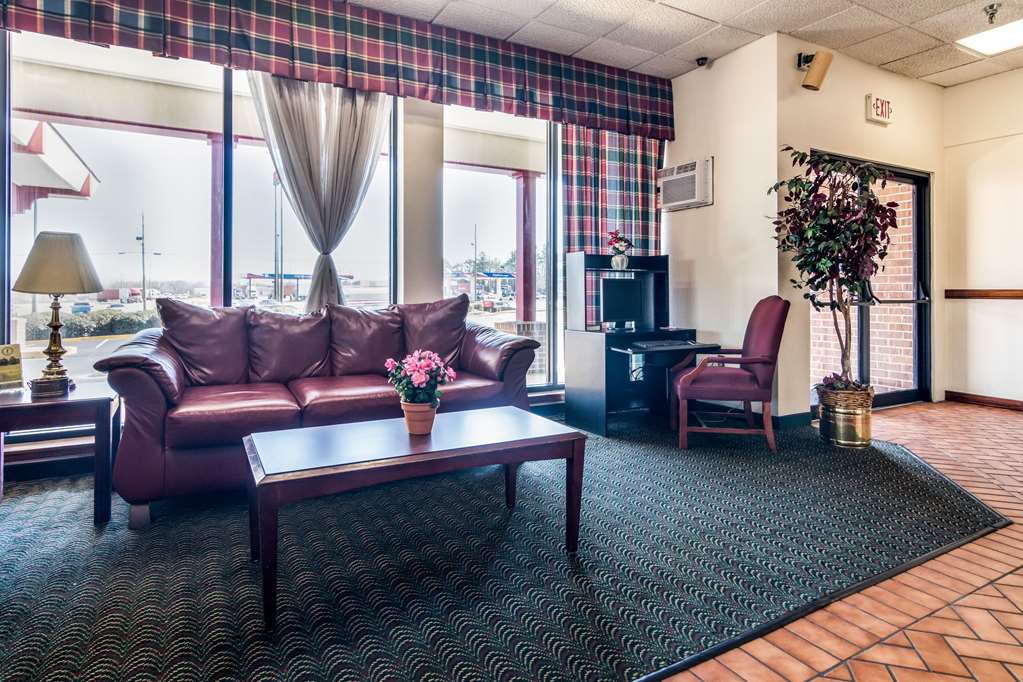 Econo Lodge Inn & Suites Conference Center - photo 7