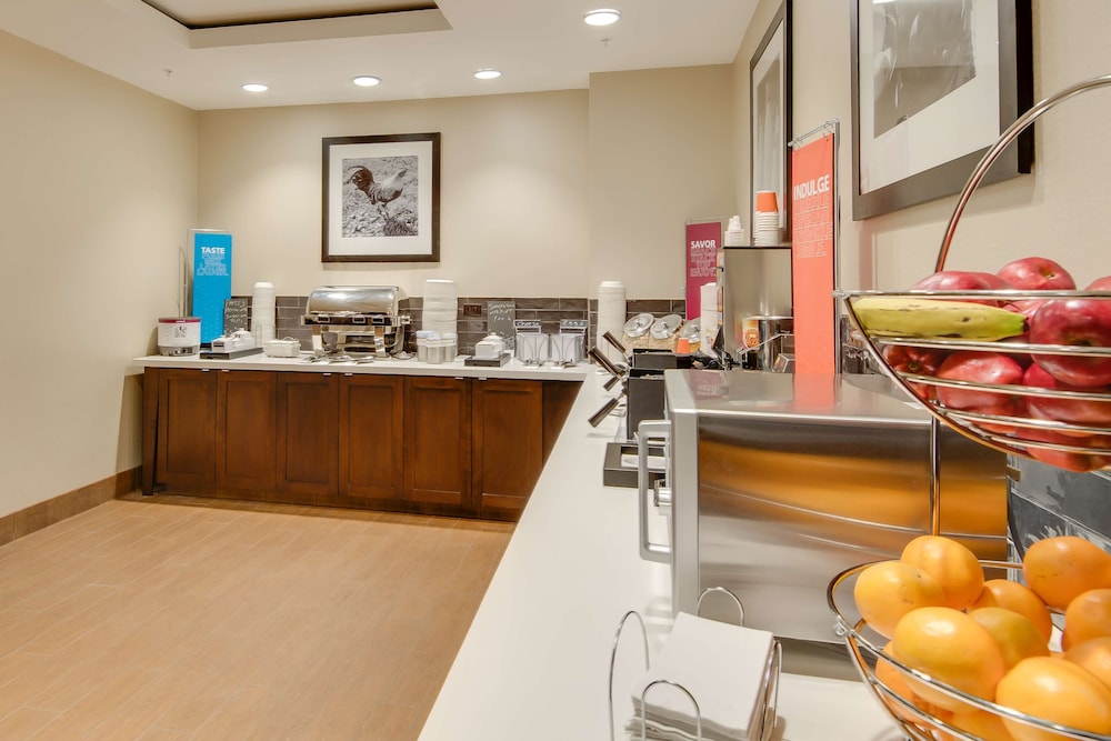Hampton Inn & Suites Los Angeles Glendale - photo 54