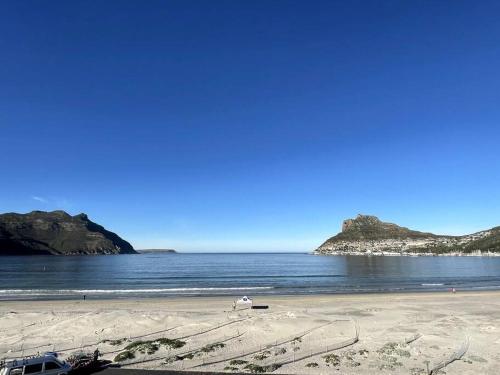 Stunning penthouse in Hout Bay overlooking the beach