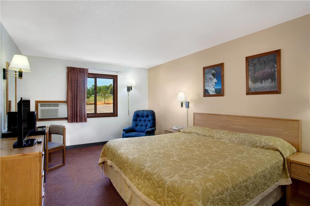 Super 8 by Wyndham Hot Springs - photo 11