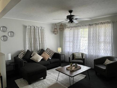 1 King 2Queen Bd Home Next To Big Park — 4-Star Luxury Hotel in Lexington, United States