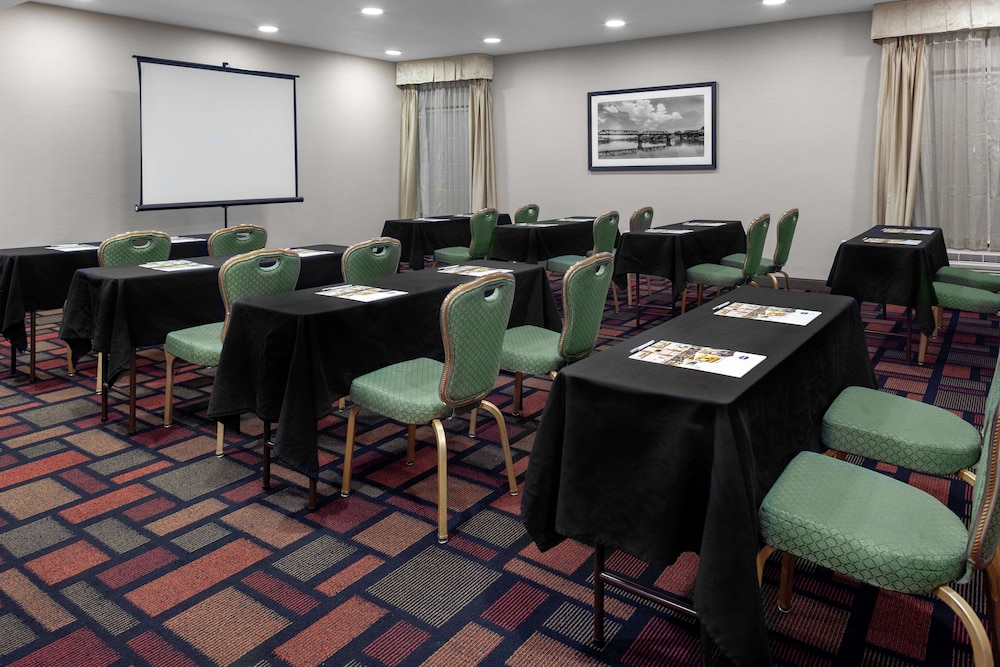 Hampton Inn Woodbridge - photo 40