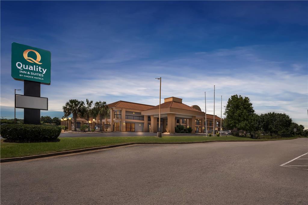 Quality Inn & Suites near Robins Air Force Base in Warner Robins, United States