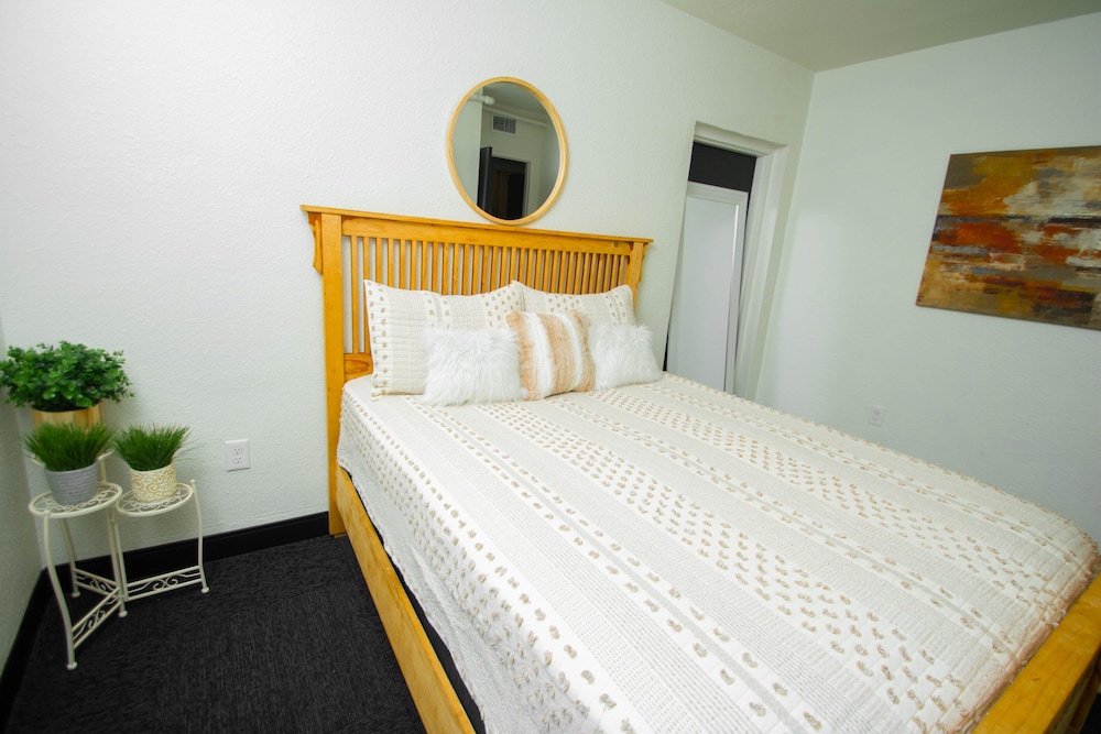 Vintage Elegance Condo Steps Away From Casino Hot Springs - photo 6