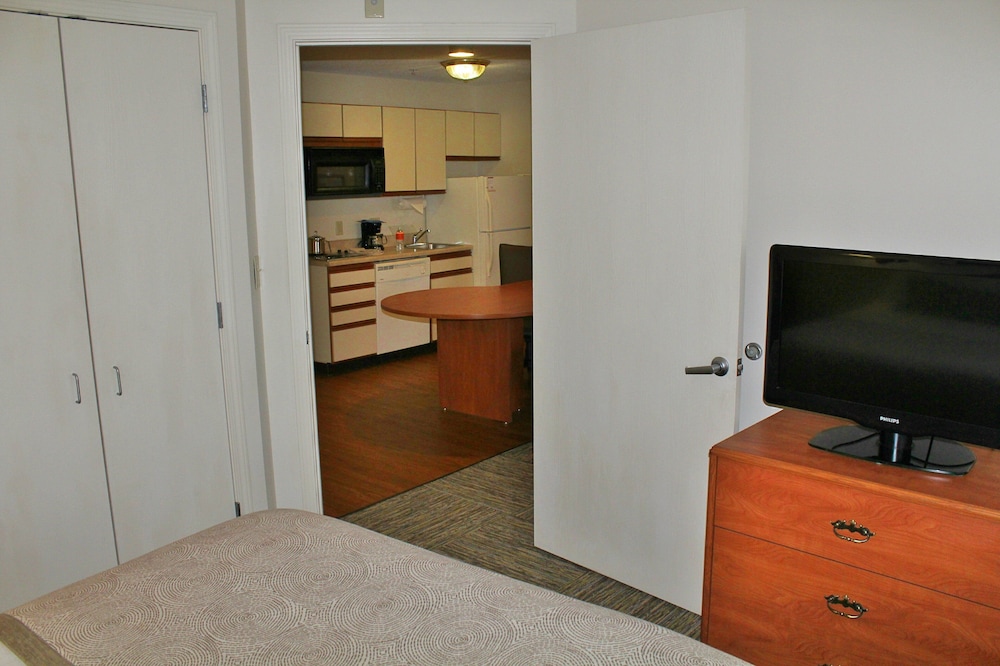 Candlewood Suites Syracuse Airport - photo 11