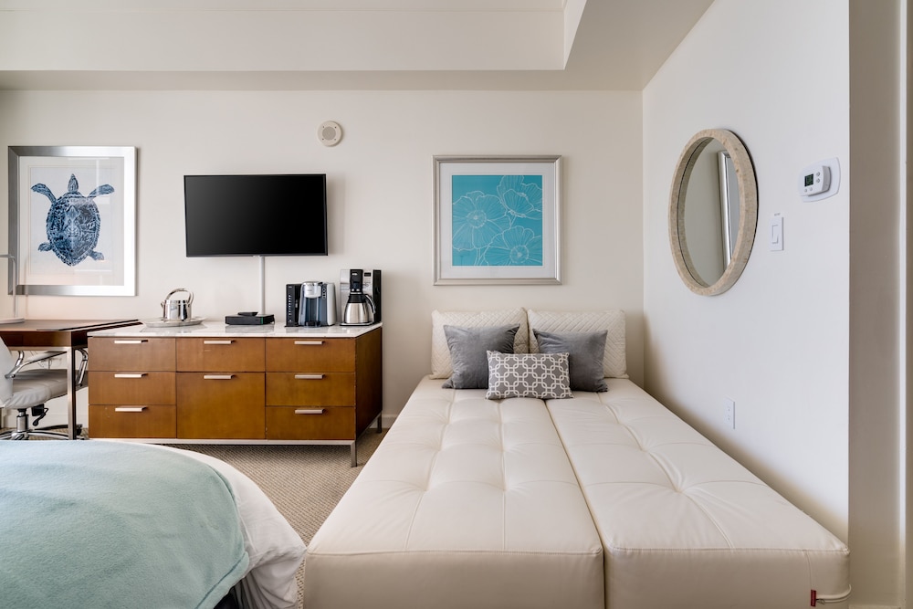 Million Dollar Ocean View Luxury Studio w Balcony FREE PARKING - photo 6