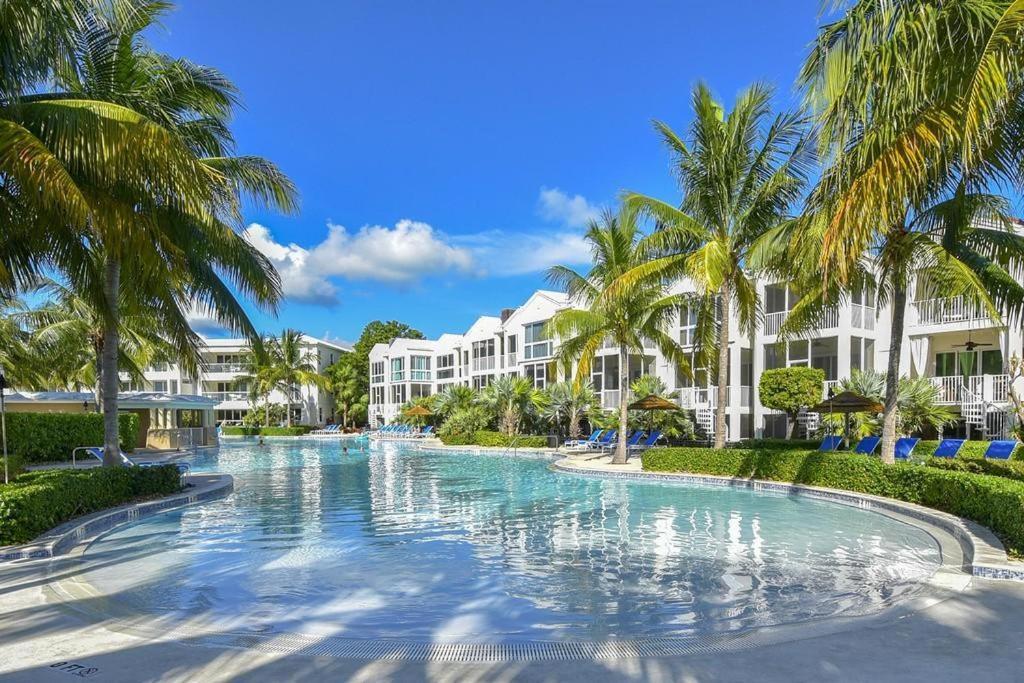 Lic Mgr Modern 3 Bed 4 Bath Villa Upscale Oceanfront Resort Indoor Pickleball Speakeasy — 4-Star Luxury Hotel in Key Largo, United States