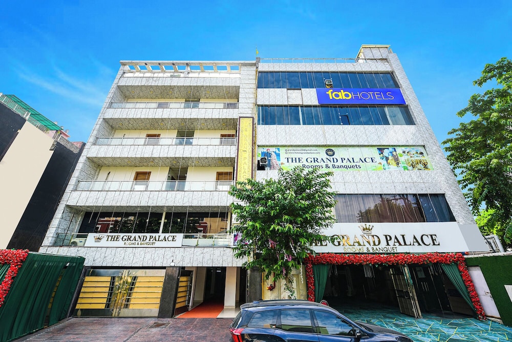 OYO 25041 The Grand Palace - carbon neutral hotel in Noida