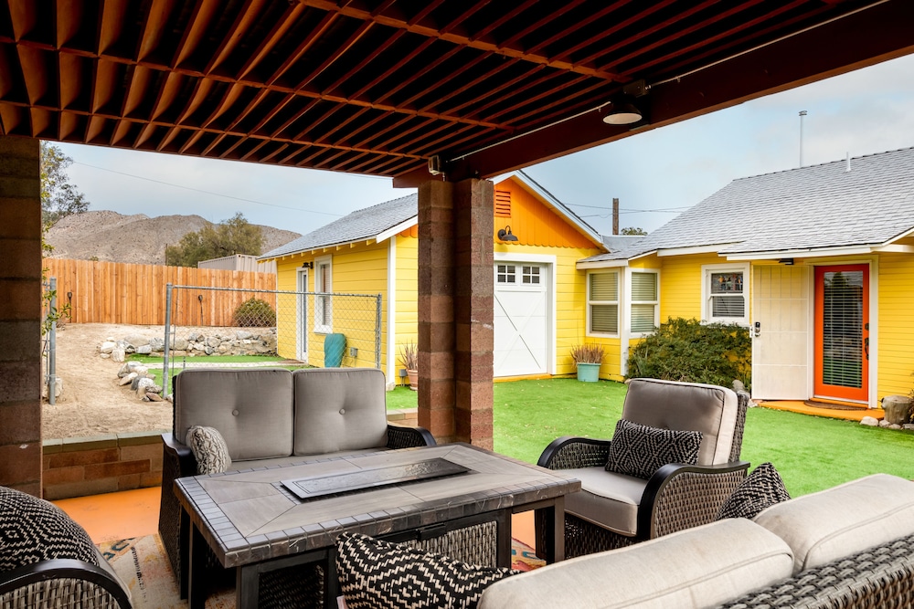Desert Breezes - carbon neutral hotel in Morongo Valley