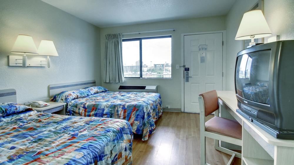 Motel 6 Manhattan - photo 10