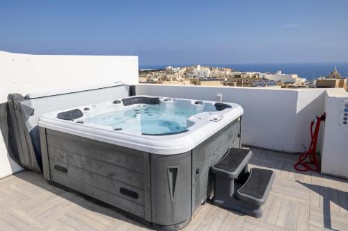 Terraced Penthouse with Views and Jacuzzi — 4-Star Luxury Hotel in Xaghra, Malta