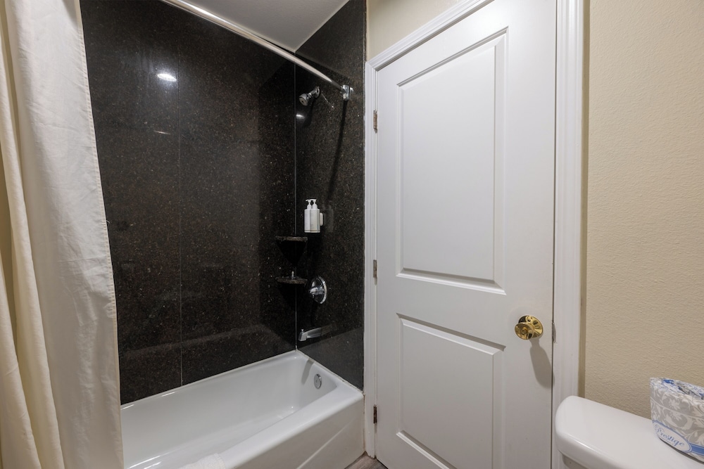 Hollywood City Inn - photo 40