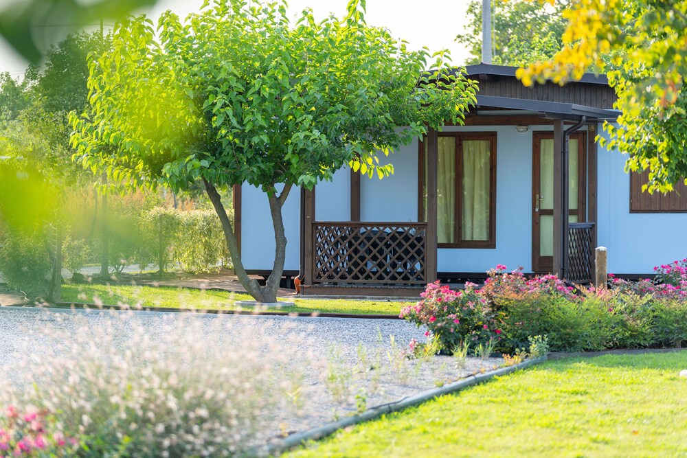 Agriturismo e Agricamping Le Nosare — 4-Star Luxury Hotel in Valeggio Sul Mincio, Italy