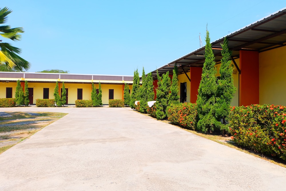 The Palm Resort - carbon neutral hotel in Tak