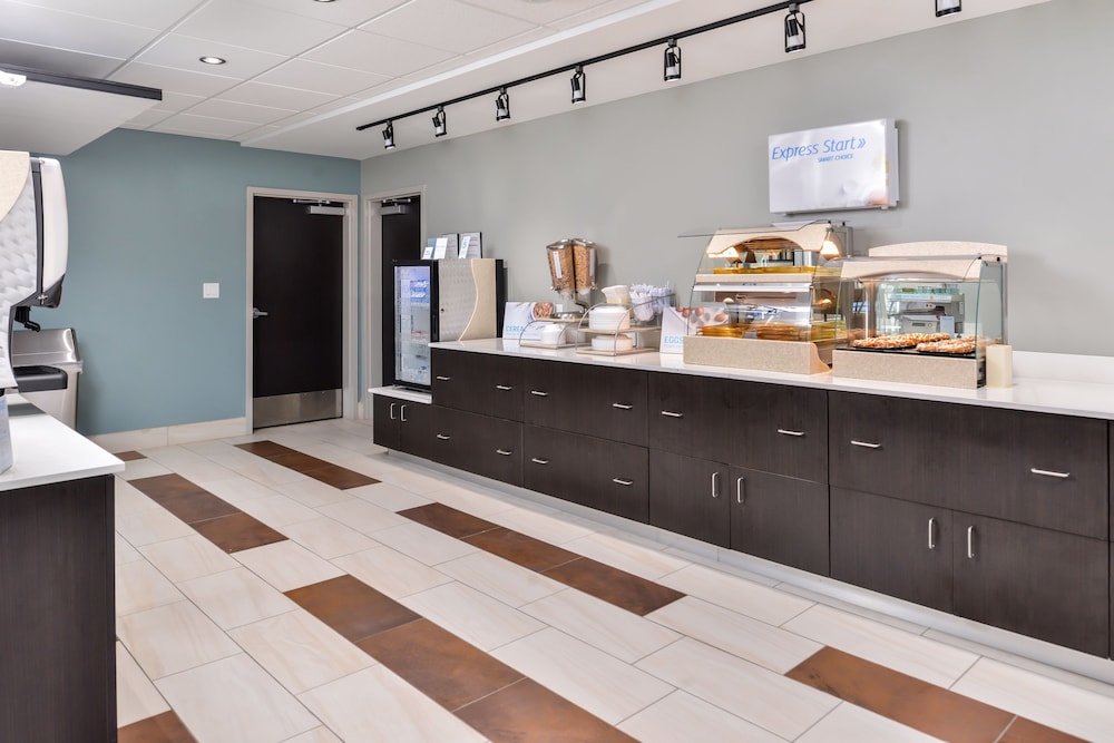 Holiday Inn Express & Suites Kansas City Lee's Summit by IHG - photo 39