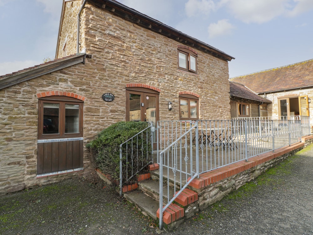 Larch Bed Cottage — 4-Star Luxury Hotel in Worcester, United Kingdom