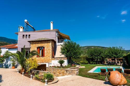 Chariklia's House with private pool — 4-Star Luxury Hotel in Kato Lekhonia, Greece