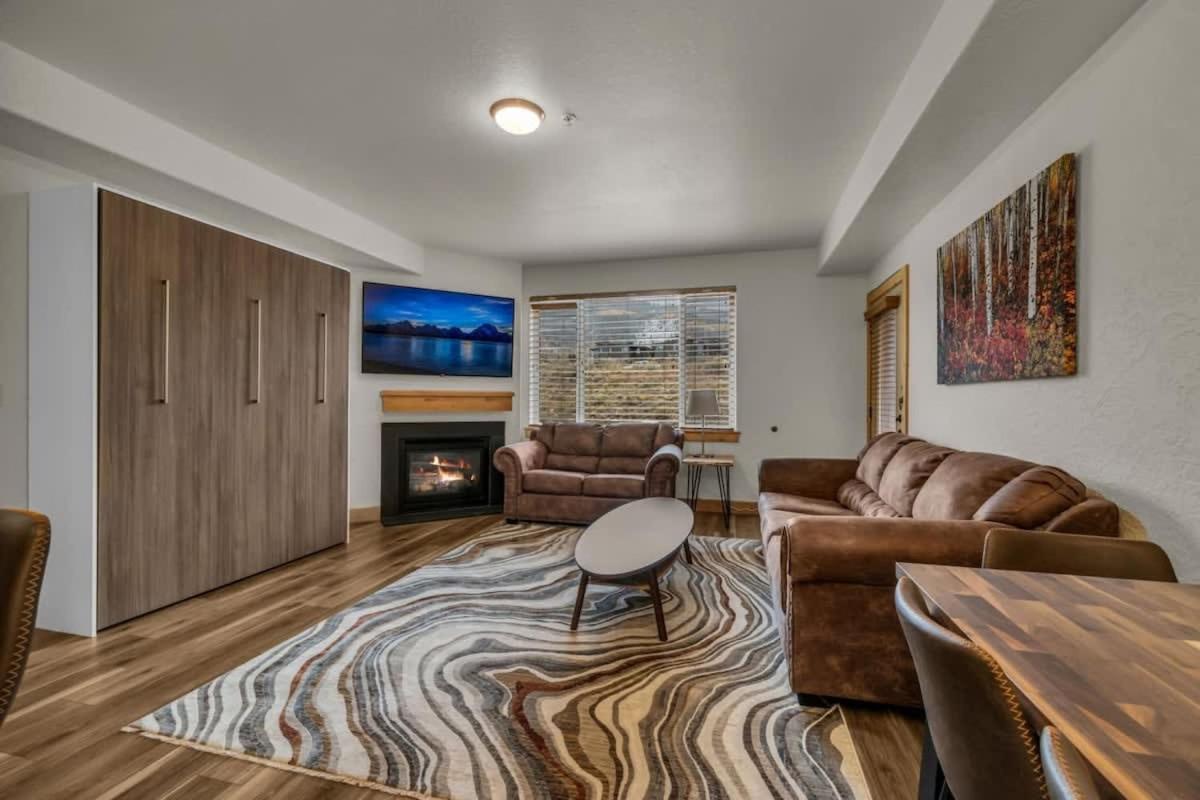 Stylish 2BR Canyon Village Condo — 4-Star Luxury Hotel in Bridgeport, United States