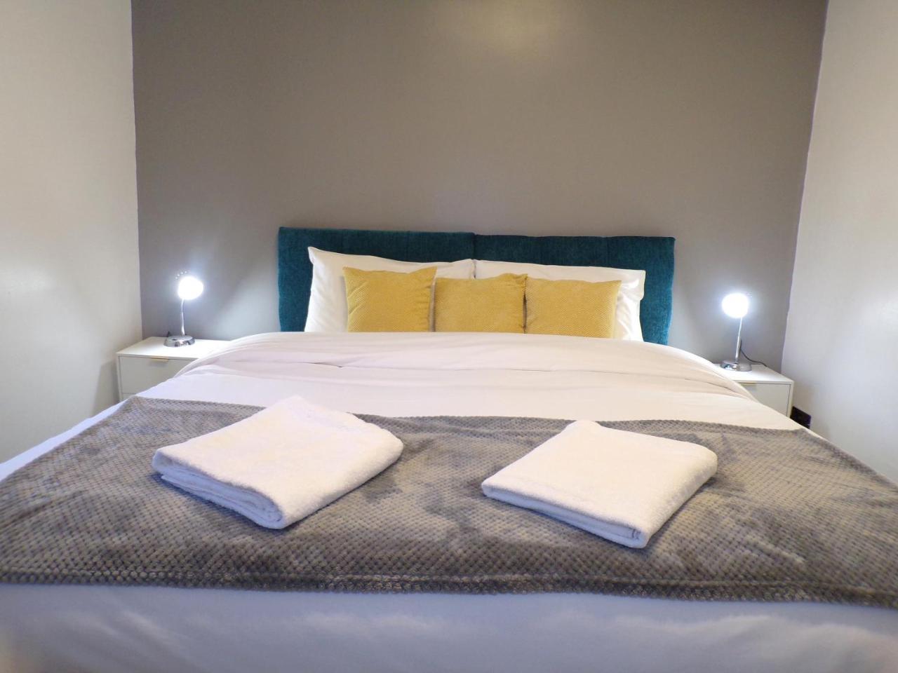 Hazelhurst House 4 bedrooms 2 bathrooms — 4-Star Luxury Hotel in Stoke-On-Trent, United Kingdom