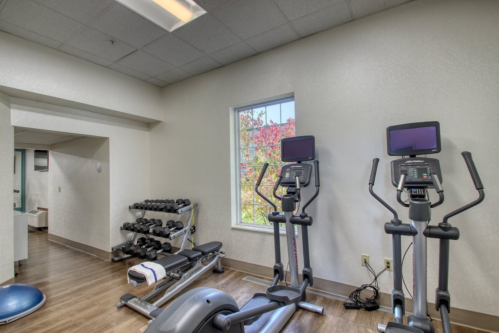 Holiday Inn Express Hotel & Suites Oshkosh by IHG - photo 60