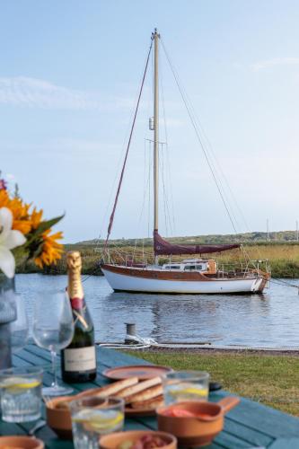 The Retreat Waterfront & Log Burner in Christchurch, United Kingdom