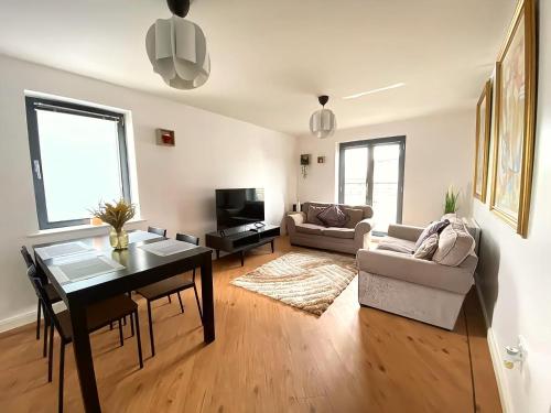 Lovely 2 Bedrooms Apartment Step to The Beach — 4-Star Luxury Hotel in Swansea, United Kingdom