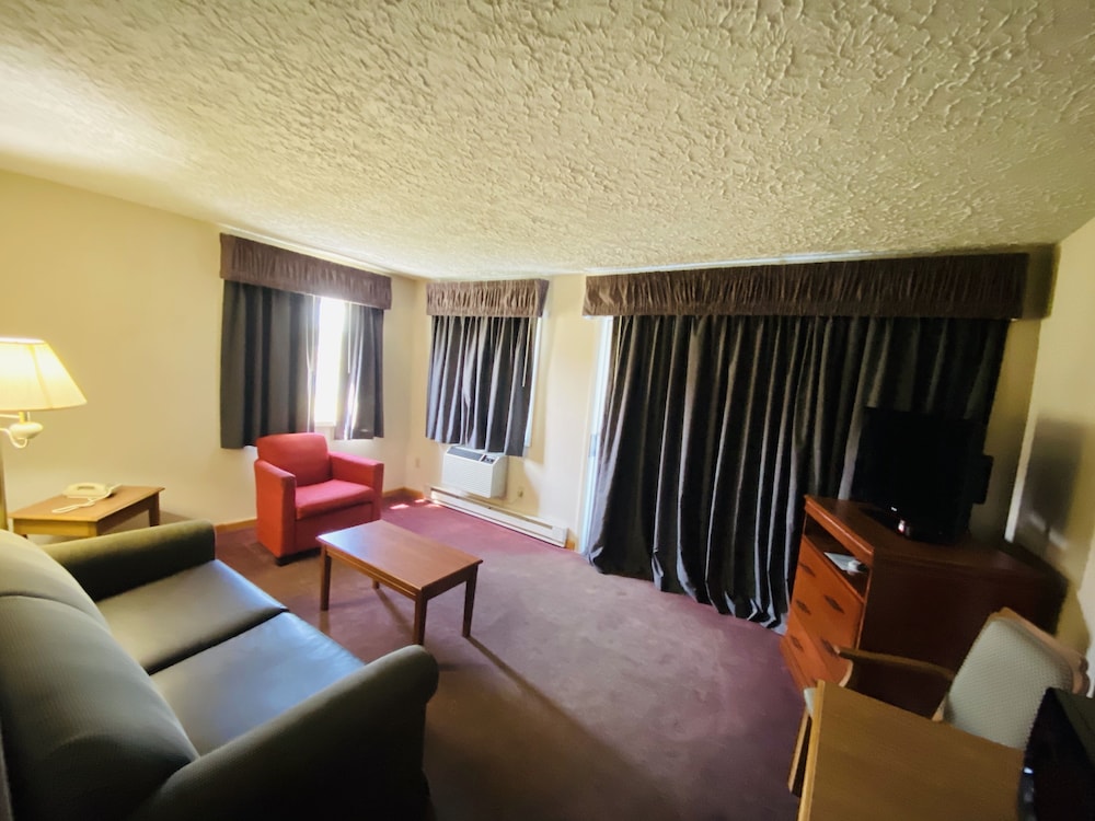 Fleetwood Inn & Suites - photo 14