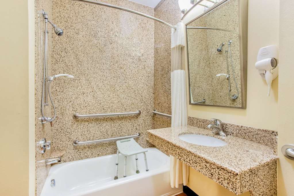 La Quinta Inn & Suites by Wyndham Ennis - photo 18