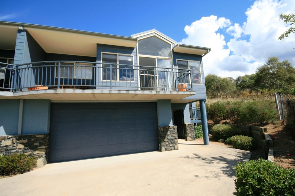 Torino 6 Lake Jindabyne & Snowy Mountain Views in Jindabyne, Australia