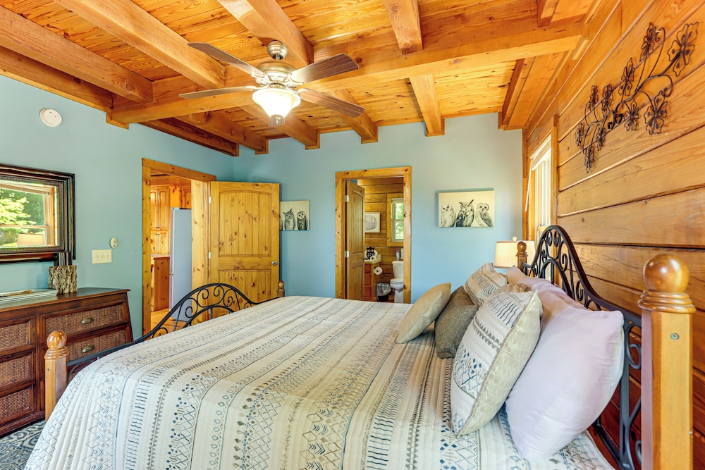 Owls Nest Pet Friendly Cabin with Private Hot Tub — 4-Star Luxury Hotel in Ranger, United States