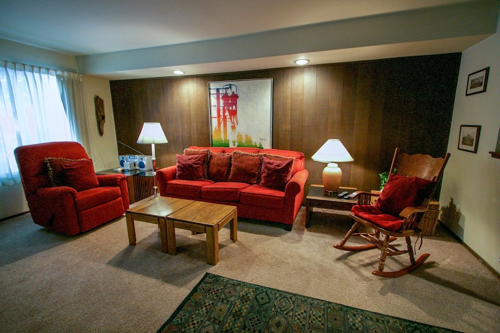 Horizons 4 189 Downtown Location On Shuttle Route Great Complex Amenities by Redawning in Mammoth Lakes, United States