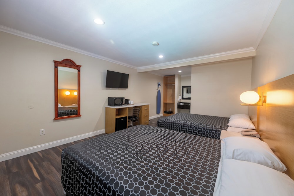 Hollywood City Inn - photo 13