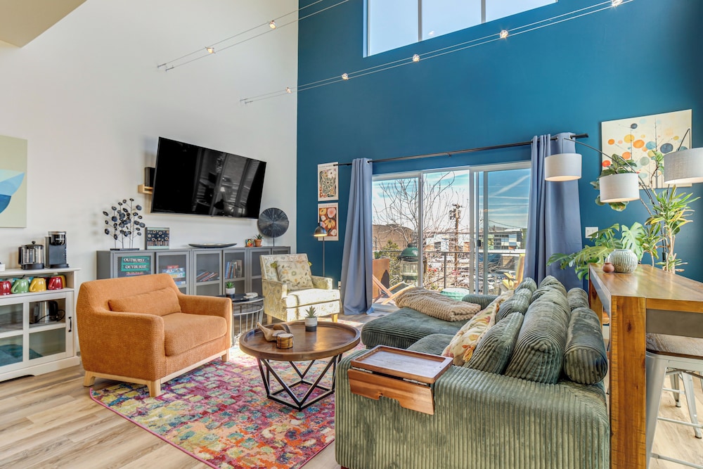 Less Than 2 Mi to Dtwn Reno Luxe MidTown Gem with Patio