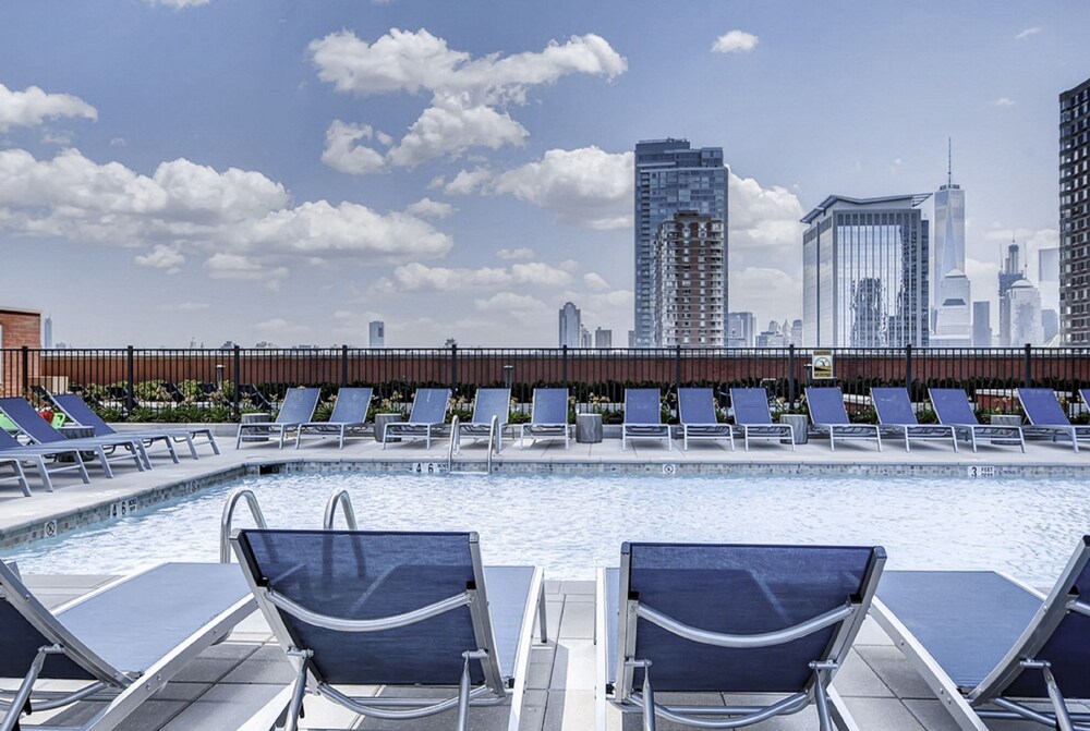 Global Luxury Suites at Newport - photo 51