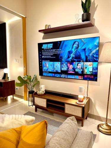 Netflix and Chill Cozy Unit BGC — 4-Star Luxury Hotel in Manila, Philippines