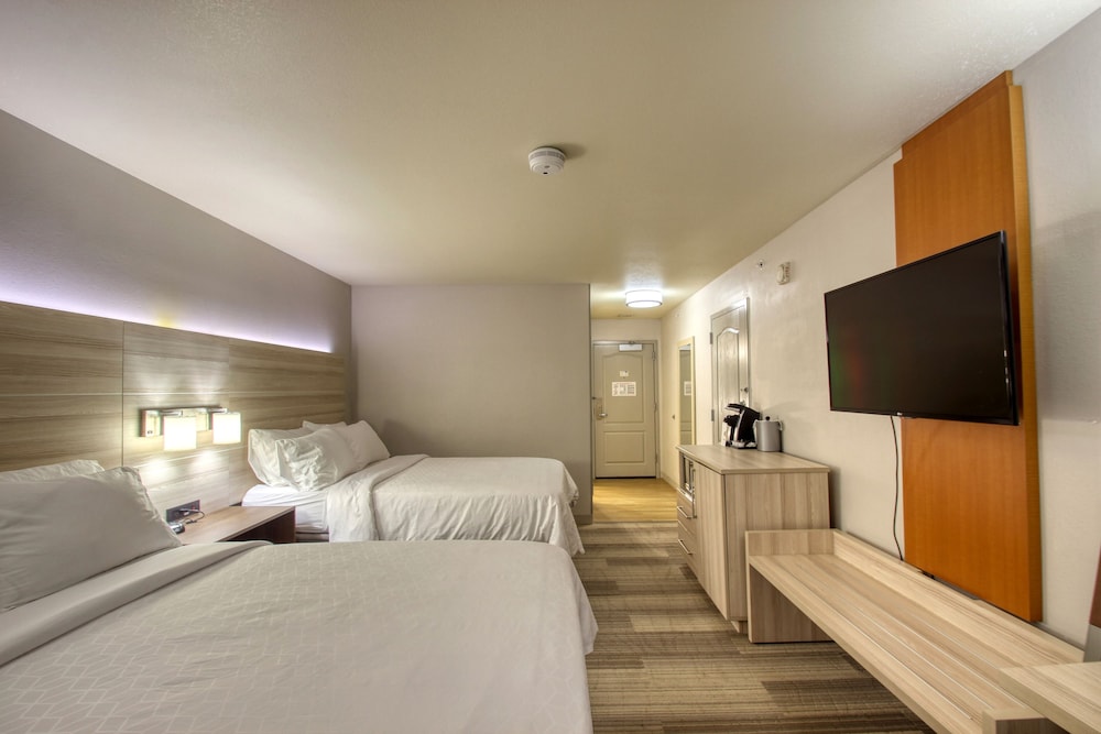 Holiday Inn Express Hotel & Suites Milwaukee Airport by IHG - photo 35