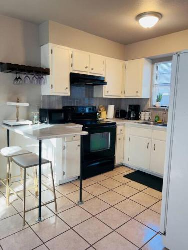 Retro Place 2 bedroom & 1 bathroom GREAT VALUE — Eagle Pass — photo 2