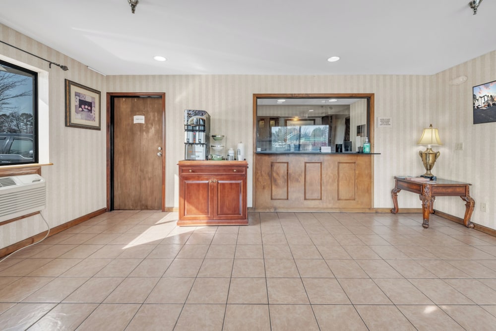 City Center Inn by OYO I 64 Newport News - photo 5