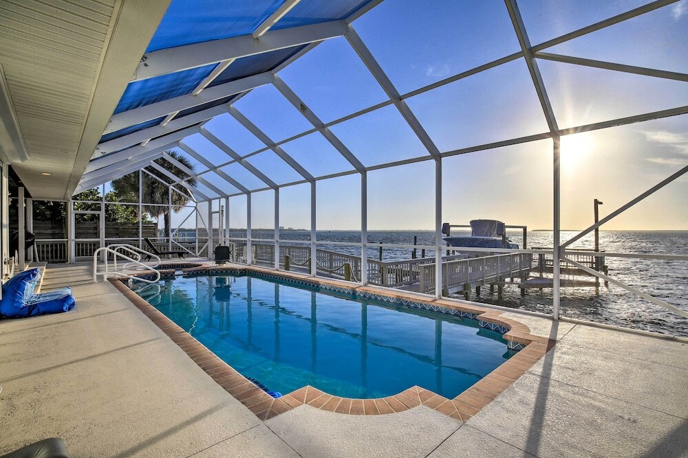 Bayfront Palmetto Retreat With Pool Spa & Dock — hotel in Palmetto