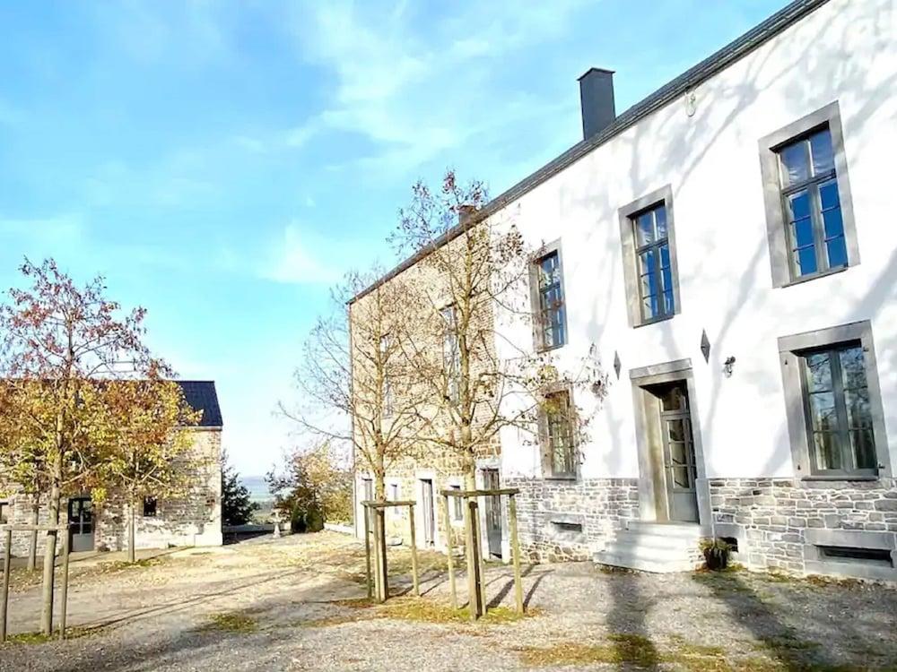 Elegant Hillside Mansion - carbon neutral hotel in Beauraing