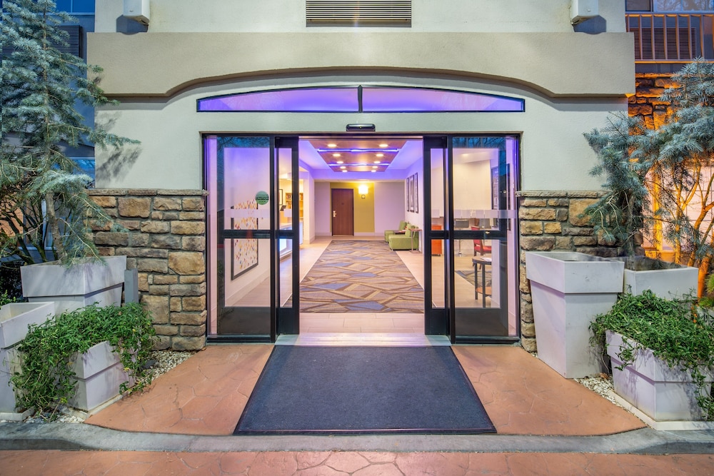 Holiday Inn Express Hotel & Suites Bishop by IHG - photo 53