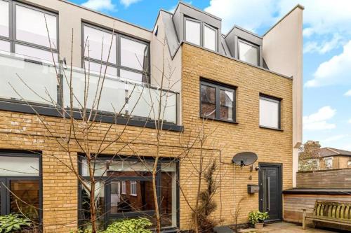 Omega Terrace Luxury Modern Interior Located Close To Alexandra Palace — 4-Star Luxury Hotel in London, United Kingdom