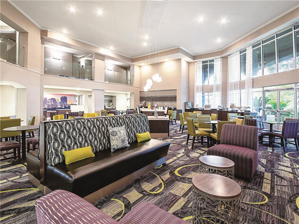 La Quinta Inn & Suites by Wyndham Austin Airport - photo 8